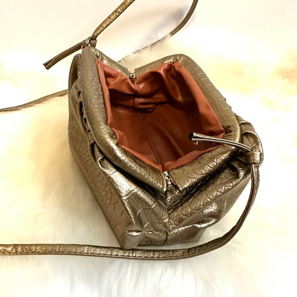 Vintage 80s Gold Crossbody Clutch Shoulder Bag. Embossed metallic croc print. - Picture 5 of 6